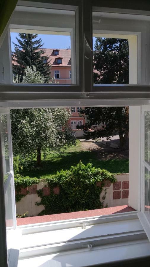 Skromny Apartman V Centru Chebu Exterior photo